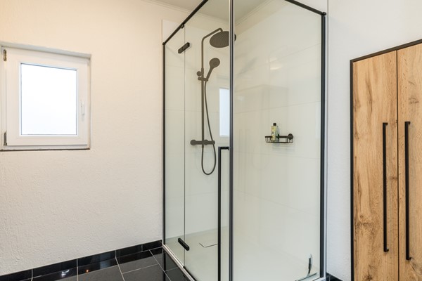 Foto - Te koop: Instapklare, monumentale woning met ruime woonkamer, tuinkamer en echte Amerikaanse veranda op een ruim perceel in Landgraaf.